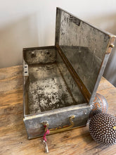 Load image into Gallery viewer, Vintage London Bankers Box with key
