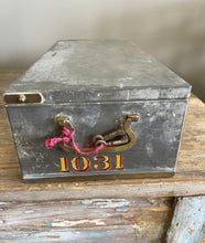 Load image into Gallery viewer, Vintage London Bankers Box with key
