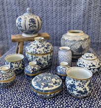 Load image into Gallery viewer, Blue and White Round Lidded Leaf Display Box