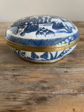 Load image into Gallery viewer, Blue and White Round Lidded Leaf Display Box