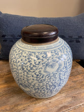 Load image into Gallery viewer, Tao Kwang Chrysanthemum and Ivy Painted Ginger Jar w/ lid