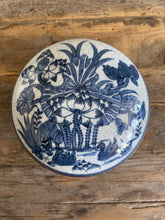 Load image into Gallery viewer, Blue and White Round Lidded Leaf Display Box