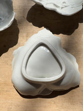 Load image into Gallery viewer, Set of 4 Leaf Dishes