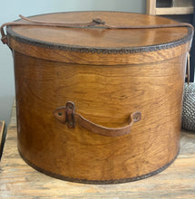 Load image into Gallery viewer, Antique Medium Wood Hat Box