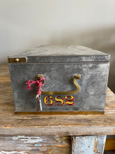 Load image into Gallery viewer, Vintage London Bankers Box with key